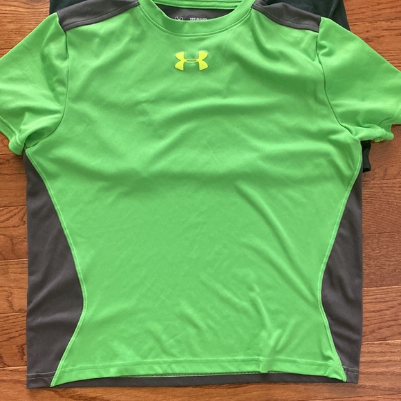 Bundle of UA short sleeve shirts - Picture 3 of 5